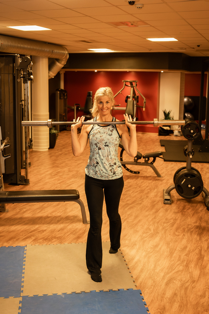 Johanna Lundberg tränar med skivstång i gymmet